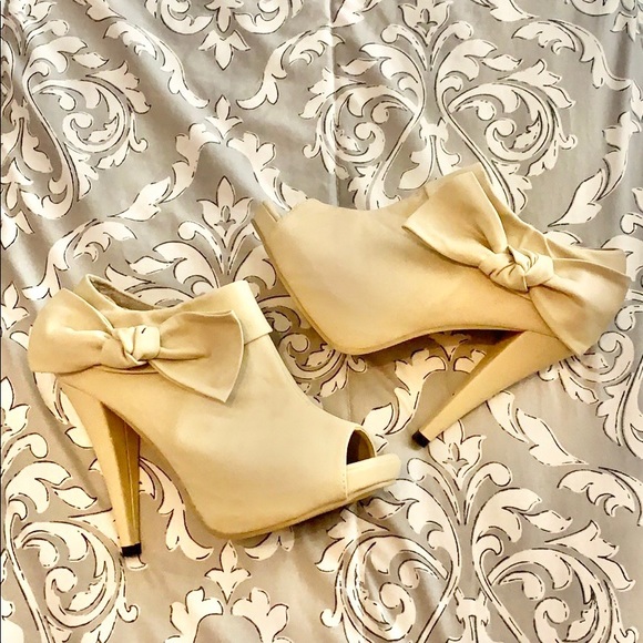 Beige beauty - Picture 1 of 6